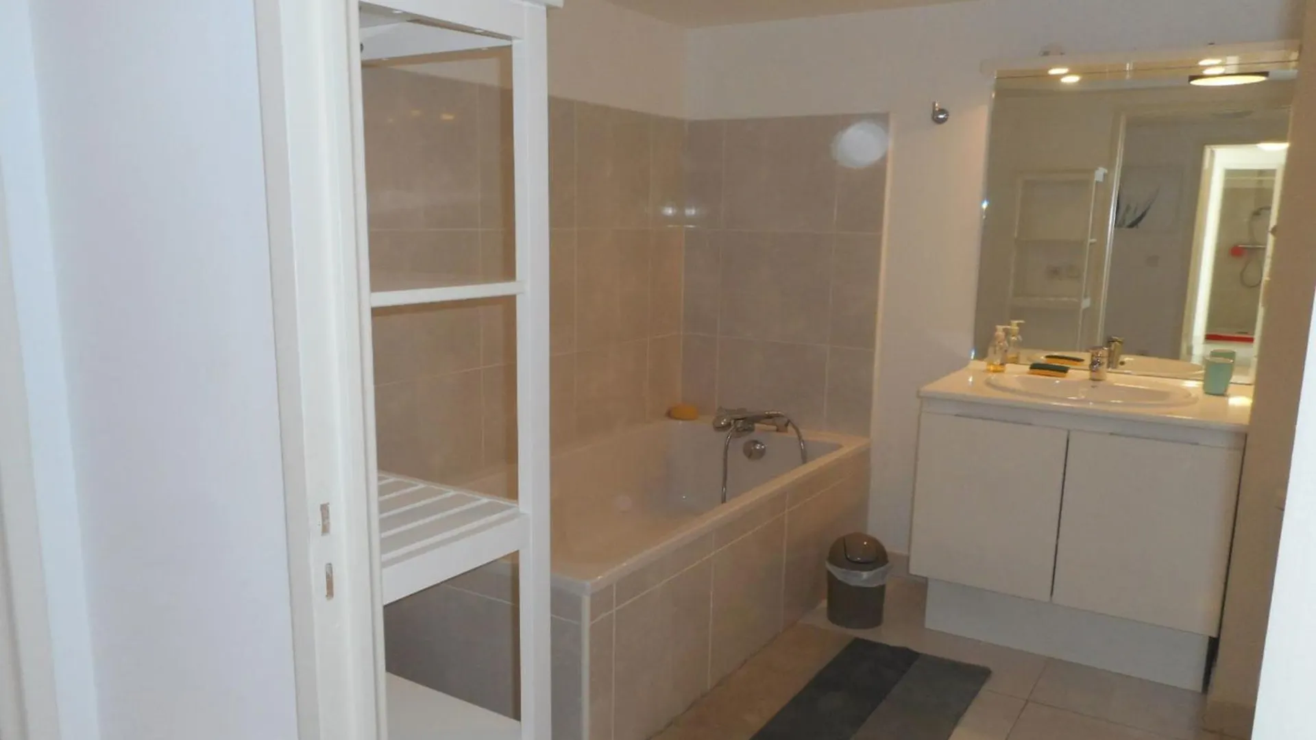Апартаменты Bright Flat In The Heart Of Saint Tropez